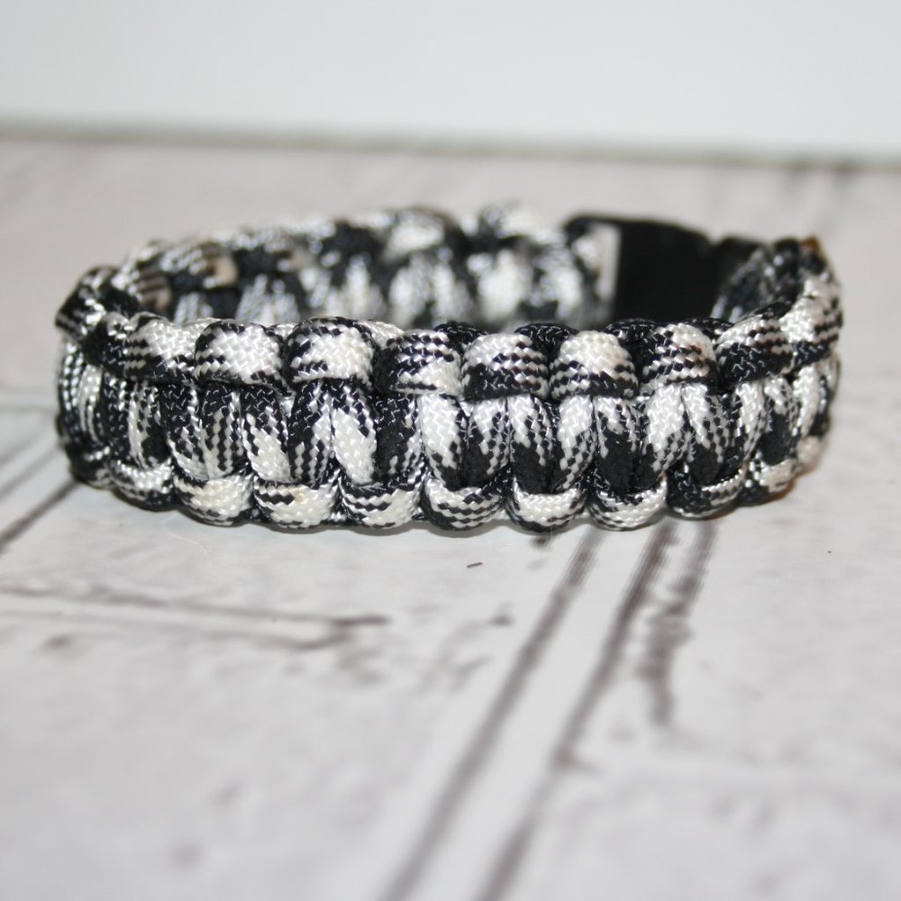 🖤🤍 Black + White Paracord Bracelet · 8.25" · Like New 🤍🖤